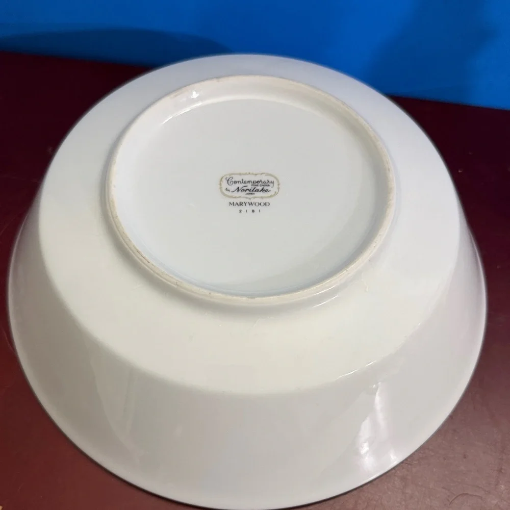 Elegant White and Blue Floral Bowl Noritake Marywood (2181) vegetable bowl 9”